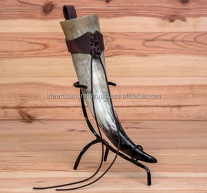 Corne à boire Viking artisanale avec support en fer Tasse en corne naturelle pour bière et hydromel Style médiéval Norse par ARTISAN CRAFT - Product Image 4