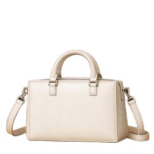 Ceci est un sac à main pour femme élégant et structuré, avec une poignée supérieure et une bandoulière réglable pour porter en bandoulière, sac en cuir. - Product Image 1