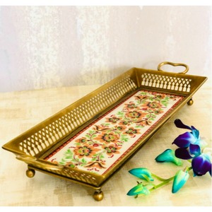 La bandeja de servir de latón en tonos cálidos agrega instantáneamente un brillo dorado de lujo que eleva cualquier mesa con una elegancia atemporal. - Product Image 3