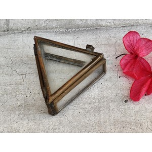 Chaque détail de cette boîte à bijoux en métal et en verre reflète une artisanat de qualité et un goût raffiné. - Product Image 2