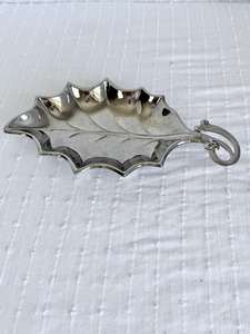 Plato Decorativo de Metal con Acabado Espejo Plateado, Ideal para Servir en la Cocina del Hogar y Decorar la Mesa, Estilo Elegante - Product Image 1