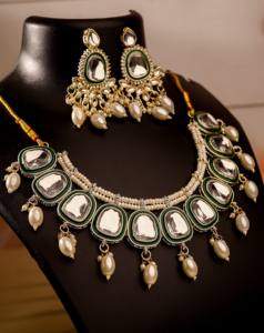 Parure de mariée indienne traditionnelle plaquée or en alliage Kundan, avec collier Maang Tikka vert Meenakari pour fête - Product Image 3