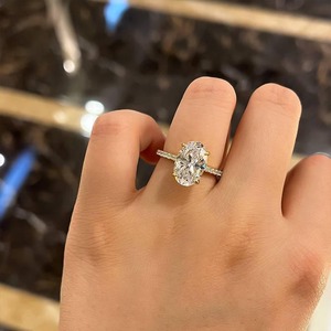 Bague de fiançailles en diamant de laboratoire taille ovale, plaqué or 14 carats, certifiée IGI VVS1, alliance à quatre griffes pour femme - Product Image 4