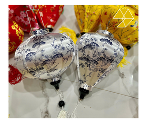 โคมไฟไหมสีขาวน้ำเงิน ผ้าตกแต่งสไตล์จีน ผ้าซาติน โคมไฟแขวน ตกแต่งเทศกาลเอเชีย ร้านอาหาร เวียดนาม - Product Image 1