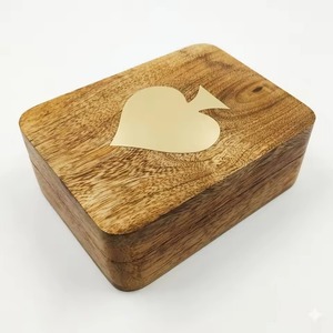 Caja de Cartas de Madera Sólida Personalizable, Ecológica y Duradera para Almacenamiento de Cartas de Juego, Caja de Cartas de Póker Premium con Diseño de Corazón - Product Image 2