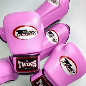 Guantes de boxeo y espinilleras rosas Twins, conjunto de cuero vacuno auténtico para entrenamiento de artes marciales, con cierre de velcro, ligeros. - Product Image 1