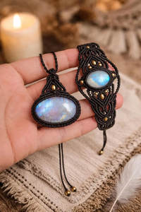 Ensemble de bracelets d'amitié ajustables faits à la main en macramé noir plaqué or avec opalite vintage et pierres de guérison en cristal style bohème - Product Image 2