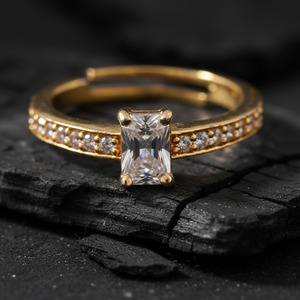 Anillo de compromiso de moissanita con corte princesa cultivada en laboratorio, chapado en oro rosa sobre plata 925, banda solitaria de cuatro puntas con piedras laterales, regalo para - Product Image 1