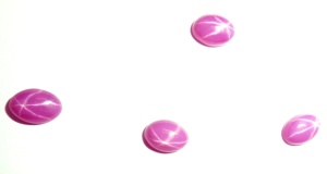 Rubis étoilé ovale 5x7mm 1 carat, cabochon poli créé en laboratoire avec effet étoile à 6 branches pour la fabrication de bijoux - Product Image 4