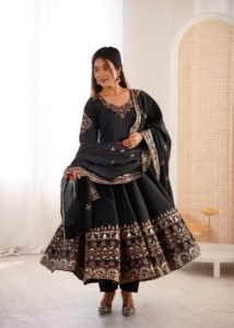 Robe élégante en soie romaine avec broderie et travail de sequins, avec un bas en micro-coton et un dupatta en soie romaine, ensemble prêt-à-porter. - Product Image 1