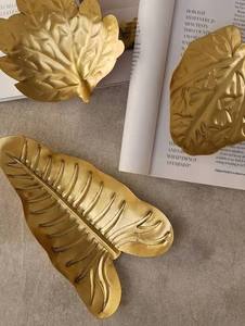 Assiettes décoratives en forme de feuille dorée, faites à la main, motif végétal en métal, design moderne - Product Image 1