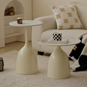 Mesa Auxiliar Contemporánea de Hierro y Metal con Acabado Negro Mate y Estructura Compacta para un Estilo Moderno en la Sala de Estar - Product Image 2