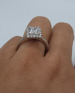 Anillo de Diamante Cultivado en Laboratorio con Corte Princesa de 1.63 CT en Oro de 18K |   Anillo de Compromiso y Boda de Lujo con Certificación IGI |   Elegante Joyería Nupcial - Product Image 4