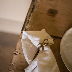 Anneau de serviette en métal décoratif de qualité supérieure, conçu pour les occasions spéciales et les dîners formels - Product Image 1