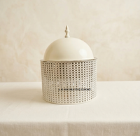 Plat de service rond perforé blanc de luxe en acier inoxydable avec couvercle en dôme pour buffet, chauffe-plats moderne pour traiteur de mariage