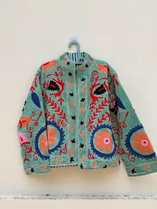 Chaqueta de terciopelo verde menta de lujo para mujer, con bordado floral tradicional hecho a mano, estilo bohemio elegante. - Product Image 2