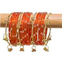 Un ensemble de bracelets jhumka kashmiris multicolores dorés, très tendance et très prisés, pour les mariées, les mariages et les fêtes. Qualité supérieure