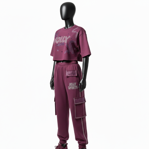 Conjunto de Mujer Premium de 280 GSM, Top Corto de Felpa de Algodón y Poliéster, Pantalones Cargo Color Ciruela, Logotipo con Transferencia Térmica de Diamantes de Imitación - Product Image 4