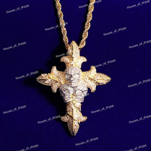 Colgante de Calavera con Cruz y Diamantes de Moissanita Brillantes, Diseño Gótico con Detalles en Plata 925, Colgante Elegante y Atrevido para Hombre - Product Image 2