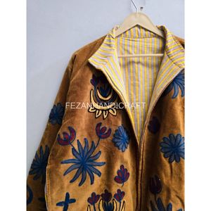 Veste en velours brodée pour femmes, motif floral, col mandarin, manches longues, tenue d'automne, design de broderie à la main - Product Image 4