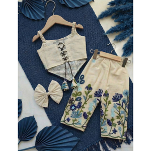 Ensemble coordonné sans manches pour enfants, brodé, en coton khadi, avec travail floral en dori et nœud assorti, pour les fêtes et les tenues décontractées. - Product Image 5