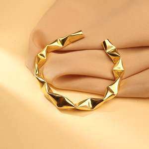 Bracelet manchette géométrique en laiton plaqué or de haute qualité pour femmes |   Bracelet ouvert moderne et élégant - Product Image 3