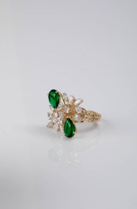 Élégante bague en or jaune 14 carats avec diamants marquise et poire de 1,88 carat et grappe d'émeraudes, bijou classique et raffiné pour femme - Product Image 3