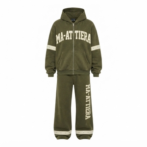 Conjunto de Sudadera con Cremallera y Pantalones Anchos Color Verde Oliva para Hombre, con Detalle de Banda en Contraste y Tachuelas, Estilo Urbano, Personalizable OEM ODM - Product Image 3
