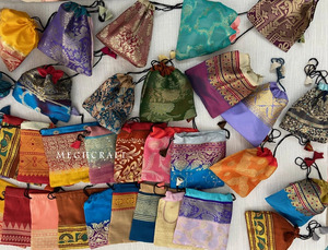 Pochette à cordon en soie recyclée faite à la main avec un travail Zari unique et un imprimé, sac Potli pour transporter des bijoux sans enchevêtrement et des cadeaux de retour - Product Image 2