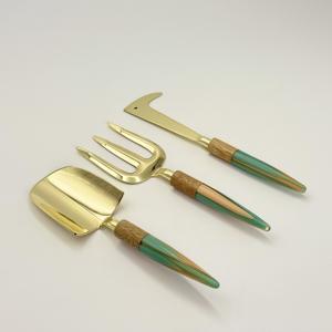 Ensemble d'outils de jardinage personnalisés en acier inoxydable de haute qualité avec manche en bois et en résine pour jardin extérieur et intérieur - Product Image 4