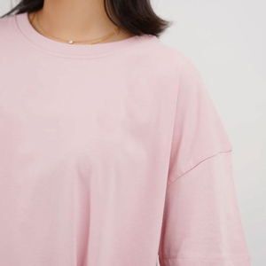Camisetas personalizadas para mujer diseñadas con una estructura transpirable que proporciona un ajuste cómodo y un look moderno y elegante. - Product Image 4