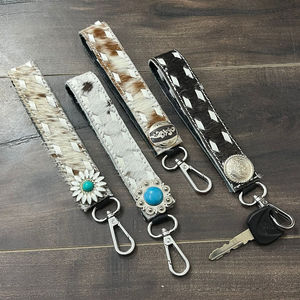 Porte-clés en cuir de vachette fait main avec poignée, style western, en cuir à poils, avec concho, porte-clés durable à lacets, breloques de luxe pour sac - Product Image 6