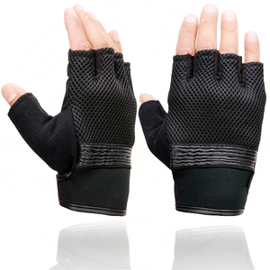 ถุงมือขับขี่มอเตอร์ไซค์แบบไม่มีนิ้วสำหรับผู้ชาย ยี่ห้อ Samroz Sports รุ่น Amara ผ้าสีดำ พร้อมตาข่ายระบายอากาศ - Product Image 4
