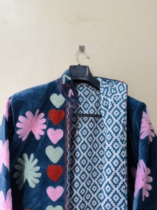 เสื้อแจ็คเก็ตสั้นผ้ากำมะหยี่ถักลายปักลายหัวใจเดซี่ คอจีน แขนยาว ผ้าฝ้าย 100% สไตล์ไพรรี่ชิค สำหรับฤดูหนาว - Product Image 3