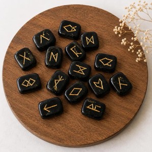 Ensemble de runes Futhark en jaspe noir naturel, fait main, thème Amour, avec pochette en velours noir et carte de runes - Product Image 6