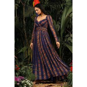 Robe de soirée à imprimé numérique de créateur, tenue de soirée élégante - Product Image 3