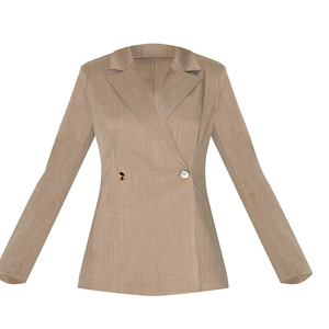 Blazer de mujer OEM de doble botonadura con solapa de pico y hombros acolchados, chaqueta de traje a medida para oficina, venta al por mayor, ropa de trabajo personalizada para oficina - Product Image 4