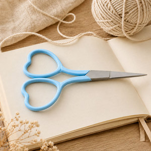 Petits ciseaux à coudre avec poignée en forme de cœur, en acier inoxydable, pointe acérée, outil d'artisanat de broderie - Product Image 3