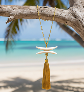 Gargantilla Artesanal Exquisita con Colgante de Hueso Orgánico, con Tinte de Hibisco Rojo y Detalles Geométricos de Latón Texturizado - Product Image 5