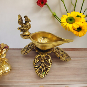 Paire de diyas décoratifs en laiton en forme de paon avec clochettes suspendues pour les rituels du temple, disponibles à prix de gros. - Product Image 2