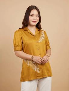 เสื้อผู้หญิงไซส์ใหญ่สีเหลืองมัสตาร์ดปักลายผ้าซาตินแขนพองคอปกพับได้เสื้อลำลองสำหรับฤดูร้อน - Product Image 1