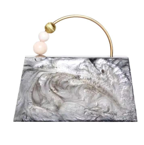 Pochette pour femme en résine de luxe artisanale, accessoire élégant et unique avec des designs audacieux et des couleurs vibrantes, fabriqué à la main - Product Image 4