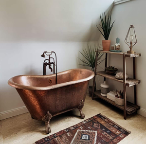 Baignoire profonde en cuivre antique avec moulures décoratives et vue sur les montagnes, disponible à prix de gros. - Product Image 2