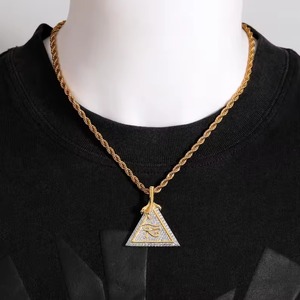 Colgante Piramidal de Lujo, Chapado en Oro de 22K, Diseño de Ojo de Horus con Micro Pavé de Moissanita, Unisex, para Uso Diario - Product Image 3