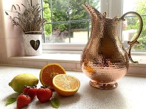 Ensemble de carafes en cuivre pour la conservation de l'eau, concept de vie intentionnelle, ensemble métallique avec verres, durable, réutilisable, vaisselle de cuisine - Product Image 4