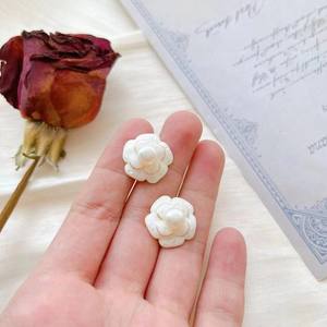 Petites boucles d'oreilles de luxe en fleurs de camélia blanches fraîches, bijoux en perles d'eau douce naturelles - Product Image 2