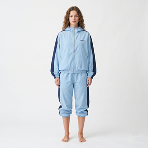 Conjunto deportivo de dos piezas para mujer: Chaqueta corta extragrande de nailon con cremallera y pantalones con cordón lateral y rayas. - Product Image 1