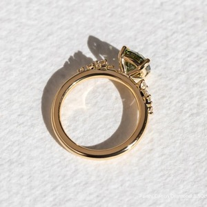 Anillo de compromiso de oro amarillo de 14K con diamante verde de 1.50CT talla cojín cultivado en laboratorio y piedras laterales en racimo - Product Image 3