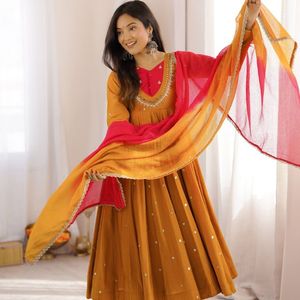 Vestido de seda romana premium con bordado de espejo, pantalón y dupatta con estampado digital de cuadros Kota para fiestas - Product Image 4