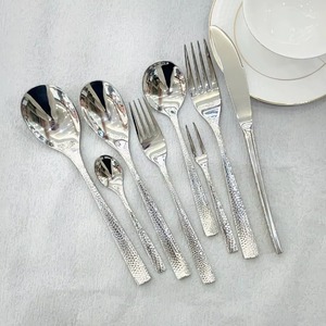 Un ensemble de couverts en métal poli de haute qualité rehausse l'ambiance générale de la salle à manger, fabriqué de manière exceptionnelle par ARTISTIQUE. - Product Image 4